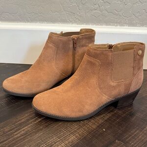 VIONIC Women's Tan Suede Ankle Boots